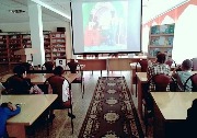 В читальном зале Центральной городской библиотеки открылся кинозал. Открытие приурочили к Дню рождения Пушкина А.С. Ребятам была показана сказка "Сказка о царе Салтане"