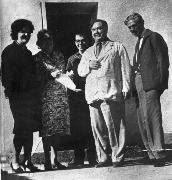 маленков с артистами.jpg